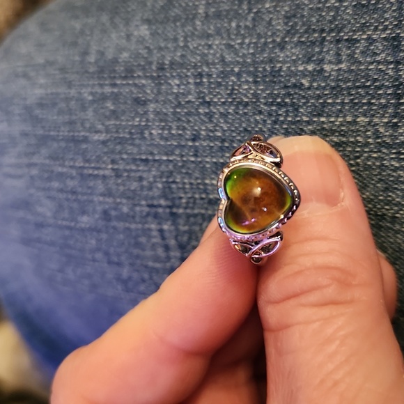 Mood Ring Heart Shaped Temperature. Sensing Color Changing. New In the package. - Picture 3 of 11